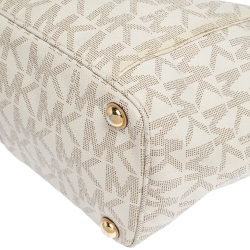 مملوكة مسبقًا حقيبة مايكل مايكل كورس جيت سيت إيست ويست كانفاس بالشعار أبيض/بيج وجلد