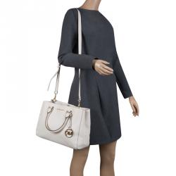 مملوكة مسبقًا  حقيبة مايكل كورس متوسطة جلد بيج فاتحة