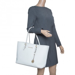 مملوكة مسبقًا حقيبة يد مايكل كورس جت ست ترافل جلد سافيانو بيضاء