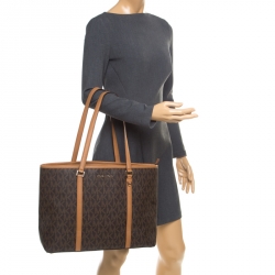 مملوكة مسبقًا حقيبة يد شوبر مايكل مايكل كورس كانفاس مقوى بنقوش شعار بنية