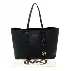 مملوكة مسبقًا حقيبة يد مايكل مايكل كورس ترافل جت ست جلد سافيانو سوداء