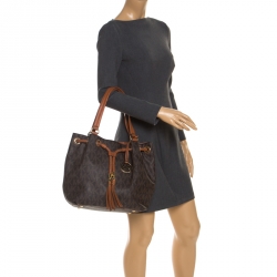 مملوكة مسبقًا حقيبة كتف مايكل مايكل كورس أربطة كانفاس مقوى شهيرة بنية