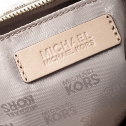 مملوكة مسبقًا حقيبة مايكل مايكل كورس جيت سيت كانفاس أبيض/ بيج بالشعار مقوى