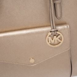 مملوكة مسبقًا حقيبة يد مايكل كورس جيب جت ست جلد ذهبية ميتالك