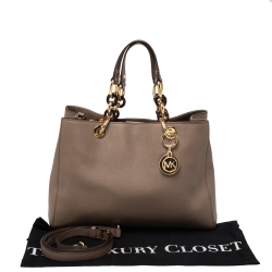 مملوكة مسبقًا حقيبة مايكل مايكل كورس سينثيا جلد ببيج متوسطة