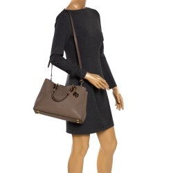 مملوكة مسبقًا حقيبة مايكل مايكل كورس سينثيا جلد ببيج متوسطة