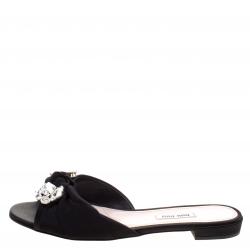 مملوكة مسبقًا صندل فلات سلايد ميو ميو ساتان أسود مرصع مقاس 38