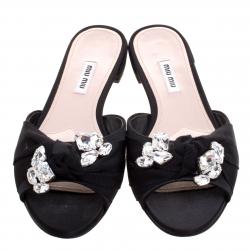 مملوكة مسبقًا صندل فلات سلايد ميو ميو ساتان أسود مرصع مقاس 38