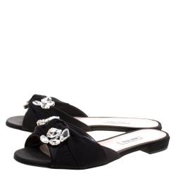 مملوكة مسبقًا صندل فلات سلايد ميو ميو ساتان أسود مرصع مقاس 38