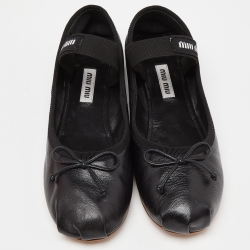 مملوكة مسبقًا حذاء باليرينا فلات ميو ميو جلد بيج نود بحزام كاحل مقاس 37.5