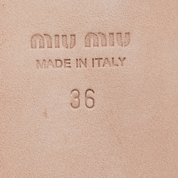 مملوكة مسبقًا حذاء باليرينا فلات ميو ميو جلد بيج نود بحزام كاحل مقاس 37.5