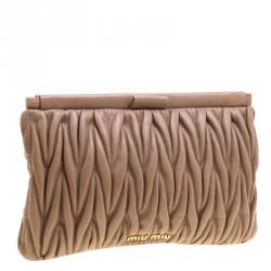 مملوكة مسبقًا حقيبة كلتش ميو ميو جلد ماتيلاس بيج مبطن بإطار