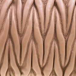 مملوكة مسبقًا حقيبة كلتش ميو ميو جلد ماتيلاس بيج مبطن بإطار