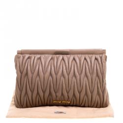 مملوكة مسبقًا حقيبة كلتش ميو ميو جلد ماتيلاس بيج مبطن بإطار