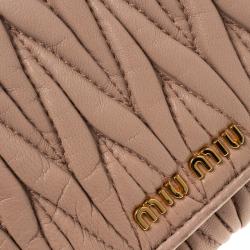 مملوكة مسبقًا محفظة ميو ميو WOC جلد ماتيلاس بيج