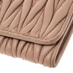 مملوكة مسبقًا محفظة ميو ميو WOC جلد ماتيلاس بيج