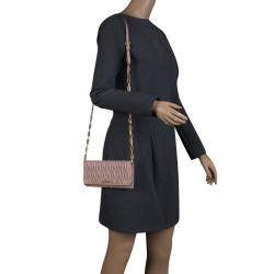 مملوكة مسبقًا محفظة ميو ميو WOC جلد ماتيلاس بيج