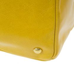 مملوكة مسبقًا Miu Miu Yellow Vitello Shine Tote