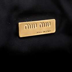 Pre Owned حقيبة كلتش ميو ميو قطيفة سوداء بسلسلة