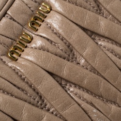 مملوكة مسبقًا حقيبة كتف ميو ميو ميني زيبر جلد نابا مبطنة بنفسجية فاتحة