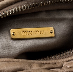 مملوكة مسبقًا حقيبة كتف ميو ميو ميني زيبر جلد نابا مبطنة بنفسجية فاتحة