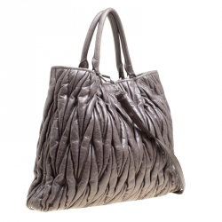 مملوكة مسبقًا حقيبة يد ميو ميو جلد مبطنة لامعة رمادية داكنة