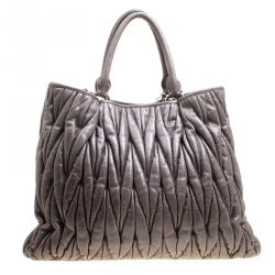 مملوكة مسبقًا حقيبة يد ميو ميو جلد مبطنة لامعة رمادية داكنة