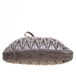 مملوكة مسبقًا حقيبة يد ميو ميو جلد مبطنة لامعة رمادية داكنة