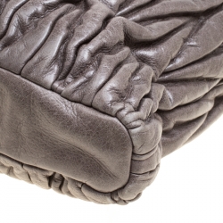 مملوكة مسبقًا حقيبة يد ميو ميو جلد مبطنة لامعة رمادية داكنة