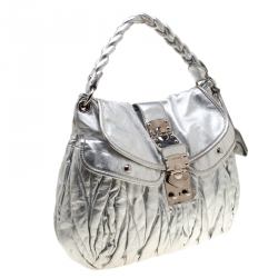 مملوكة مسبقًا Miu Miu Silver Matelasse Leather Coffer Hobo