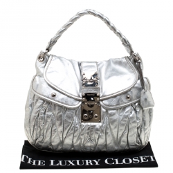 مملوكة مسبقًا Miu Miu Silver Matelasse Leather Coffer Hobo