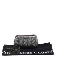 مملوكة مسبقًا Miu Miu Silver Matelasse Leather Double Zip Crossbody Bag