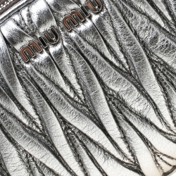 مملوكة مسبقًا Miu Miu Silver Matelasse Leather Double Zip Crossbody Bag