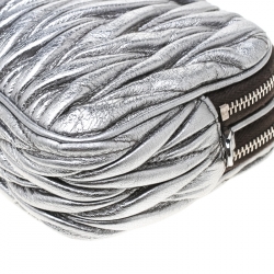 مملوكة مسبقًا Miu Miu Silver Matelasse Leather Double Zip Crossbody Bag