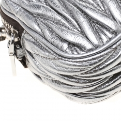 مملوكة مسبقًا Miu Miu Silver Matelasse Leather Double Zip Crossbody Bag