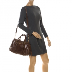 Pre Owned حقيبة ميو ميو يد علوية مكشكشة لوكس جلد لامع بني