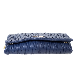 مملوكة مسبقًا حقيبة كتف ميوميو بقلاب جلد ماتلاس زرقاء