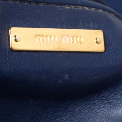 مملوكة مسبقًا حقيبة كتف ميوميو بقلاب جلد ماتلاس زرقاء