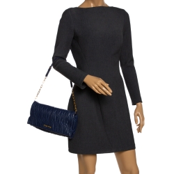 مملوكة مسبقًا حقيبة كتف ميوميو بقلاب جلد ماتلاس زرقاء