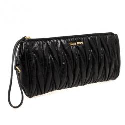 مملوكة مسبقًا Miu Miu Black Matelasse Leather Clutch