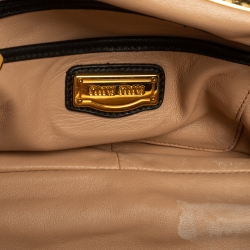 Pre Owned حقيية كلتش ميو ميو كبيرة الحجم شعر صوف رصاصي 