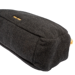 Pre Owned حقيية كلتش ميو ميو كبيرة الحجم شعر صوف رصاصي 