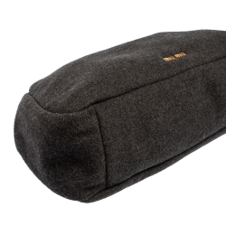 Pre Owned حقيية كلتش ميو ميو كبيرة الحجم شعر صوف رصاصي 