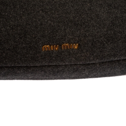 Pre Owned حقيية كلتش ميو ميو كبيرة الحجم شعر صوف رصاصي 