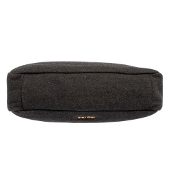 Pre Owned حقيية كلتش ميو ميو كبيرة الحجم شعر صوف رصاصي 