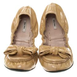 Pre Owned حذاء فلات باليه ميو ميو فيونكة مجعدة جلد لامع بيج مقاس 39