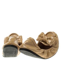 Pre Owned حذاء فلات باليه ميو ميو فيونكة مجعدة جلد لامع بيج مقاس 39