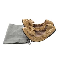 Pre Owned حذاء فلات باليه ميو ميو فيونكة مجعدة جلد لامع بيج مقاس 39