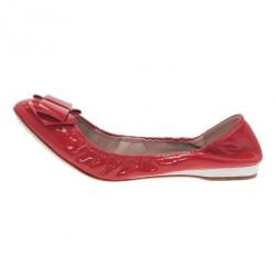 مملوكة مسبقًا حذاء فلات ميو ميو باليه بفيونكة بوبوي  جلد لامع أحمر مقاس 40