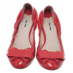 مملوكة مسبقًا حذاء فلات ميو ميو باليه بفيونكة بوبوي  جلد لامع أحمر مقاس 40
